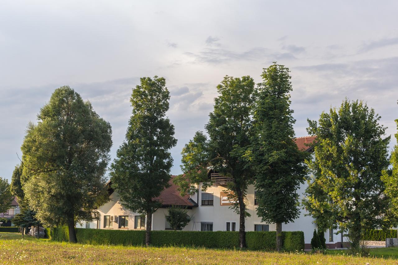 Hop House Garni Hotel Postojna Eksteriør billede